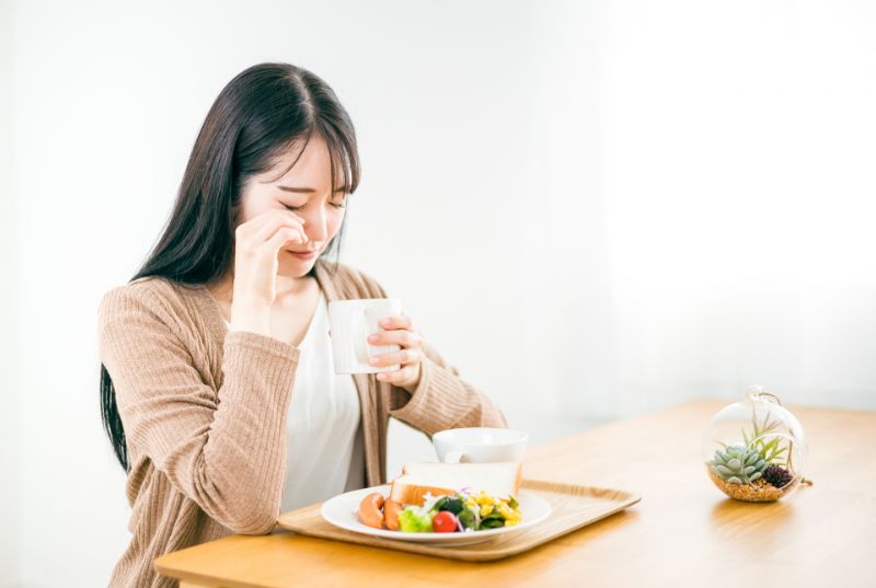 食事制限している女性