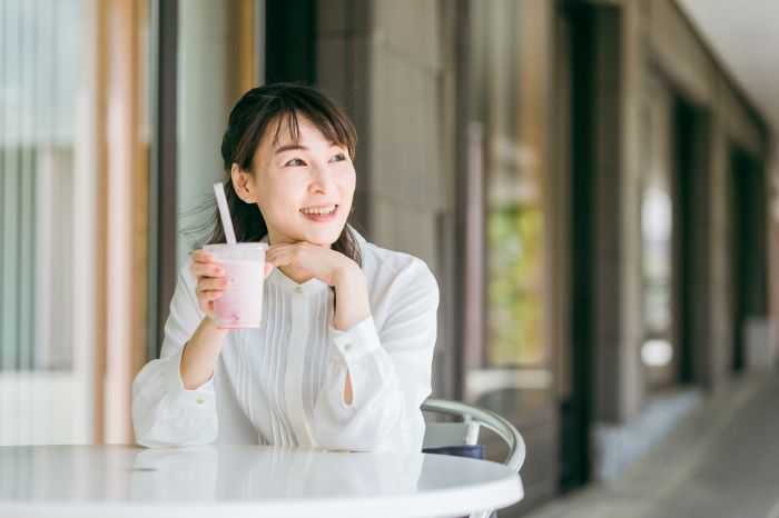 酵素ドリンクを飲んでいる女性