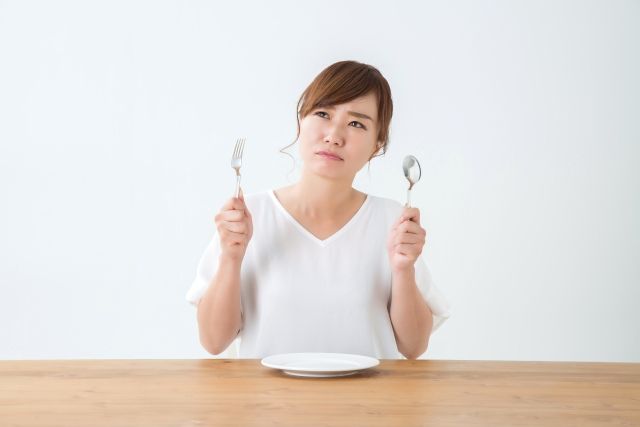 外食できずに残念がっている女性